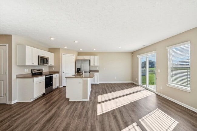 Building Photo - Fantastic 3bd/2ba home! Coming soon!