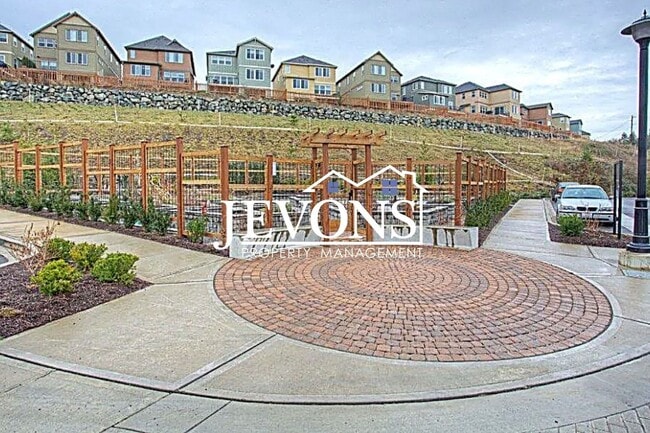 Building Photo - 1399 NE Hickory Ln