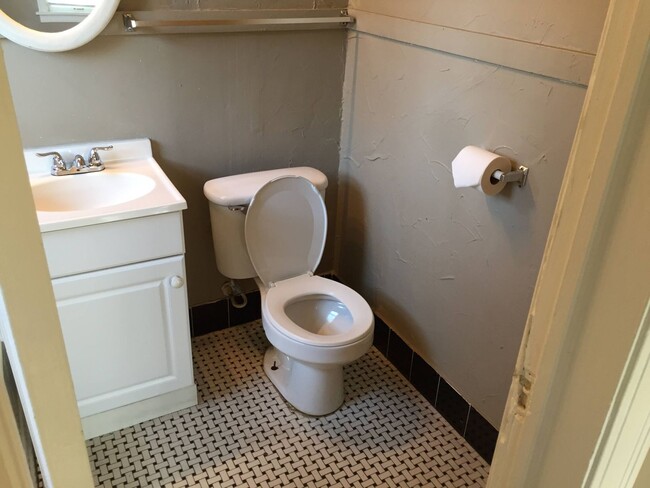 Building Photo - 1 bed 1 bath - Near Plaza District!