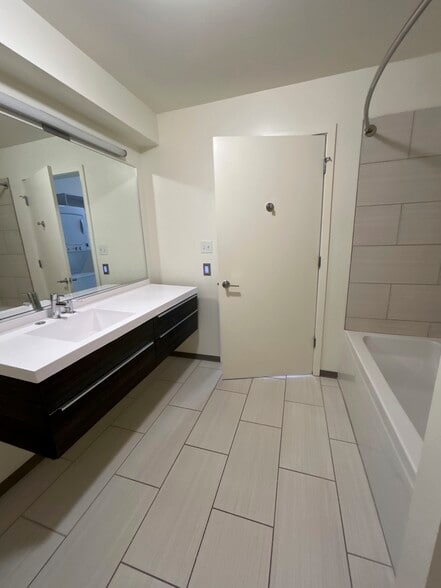 Bathroom - 1877 N Milwaukee Ave