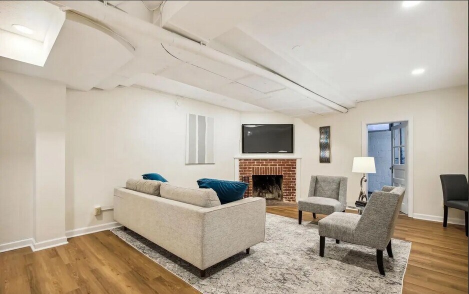 Building Photo - 1770 Hobart St NW