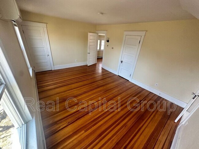 Building Photo - 376 Kenwood Ave