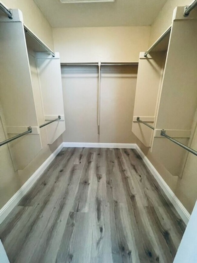 Building Photo - Charming 3 Bedroom in 55+ Solera, Laminate...