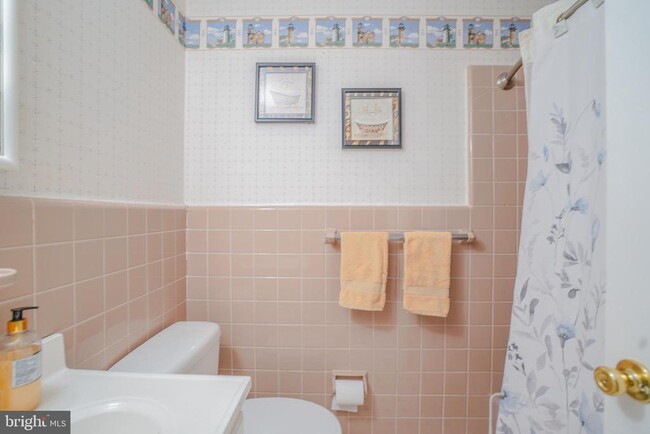 Building Photo - 245 Barclay Cir