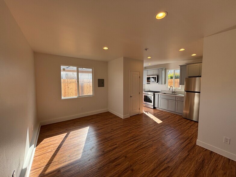 Building Photo - 4948 Twain Ave