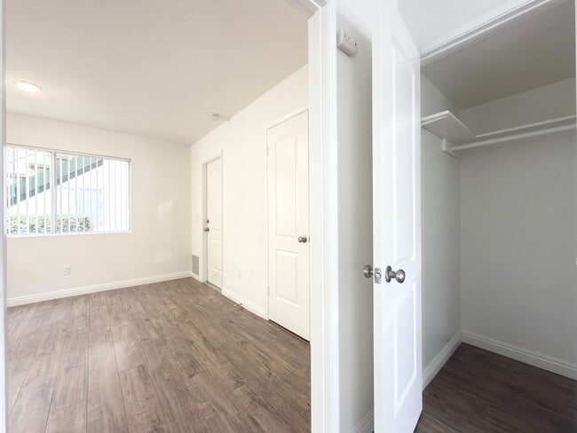 Building Photo - Spacious Townhome in Fire Mtn. w/ Attached Garage!