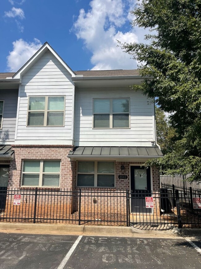 Primary Photo - Newly Painted Townhouse on Riverside Neigh...