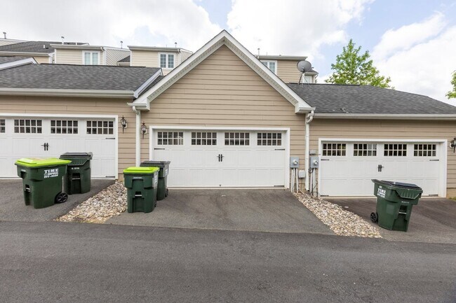 Building Photo - 703 Rainier Rd