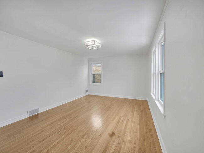 Building Photo - 10606 S Vernon Ave