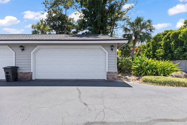 Building Photo - Super Cute Townhome in Gated Community of ...