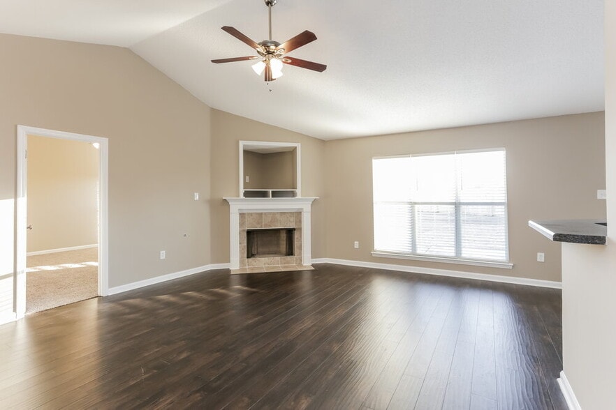 Building Photo - 4241 Meadow Creek Dr