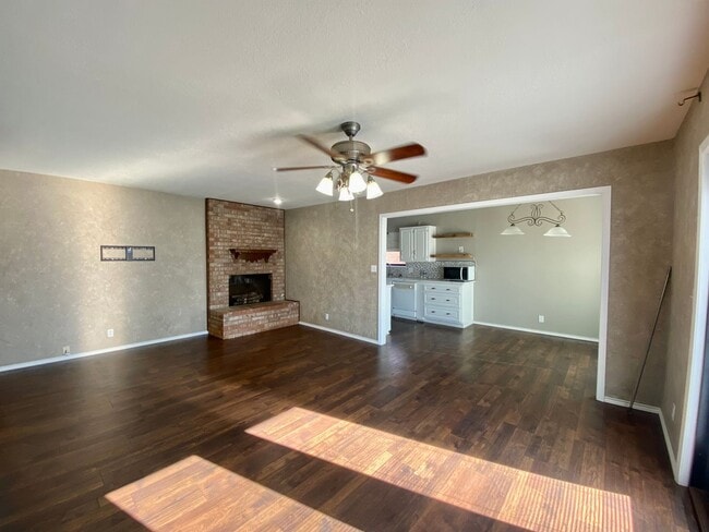 Building Photo - AVAILABLE NOW!!