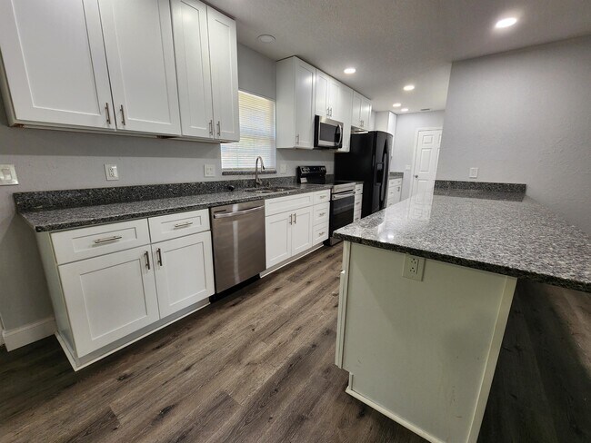 Building Photo - 606 Woodhill Ct