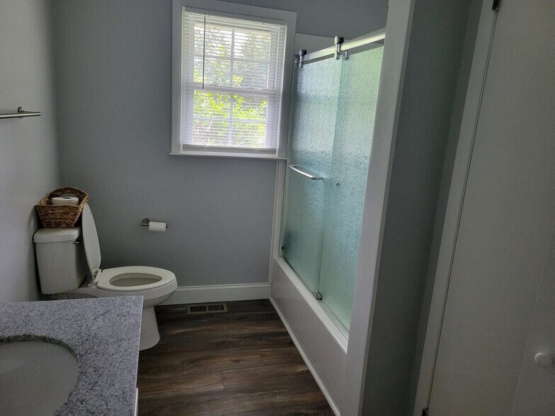 Family Bathroom - 508 Longview Dr