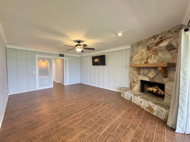 Building Photo - Lake Hartridge Condo - Two Levels with Water Views