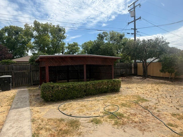 Building Photo - 1514 Maplewood Dr