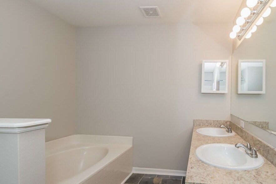 Building Photo - 12202 Glenn Hollow Dr