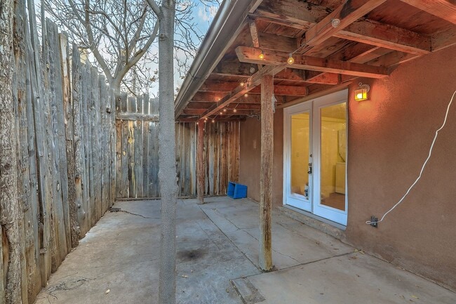 Building Photo - Quaint Studio in Prime Location