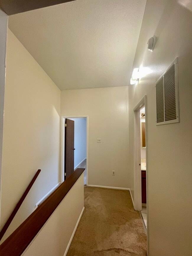 Building Photo - 2 Bed 1.5 Bath- Oakdale PA! Hawthorne Vill...