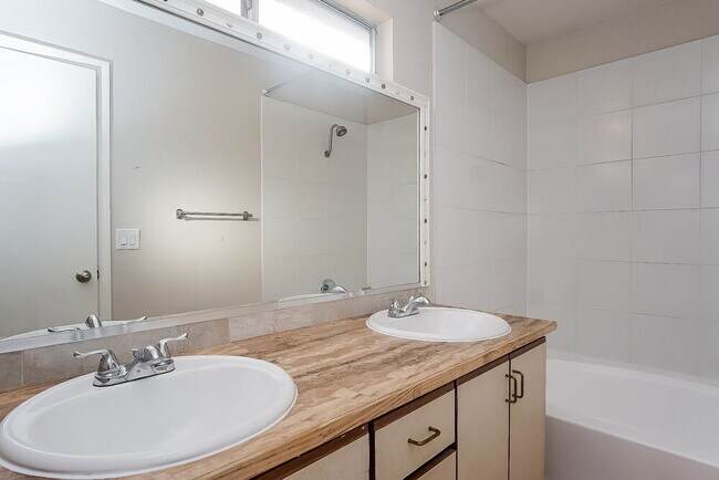 Building Photo - 827 Schooner Dr