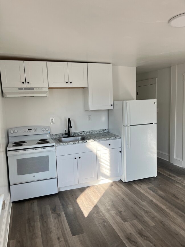 Building Photo - 831 W King St