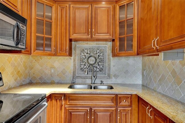 Building Photo - 257 NE 45th Ct