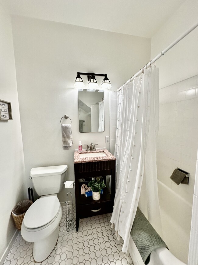 Building Photo - 828 7th St