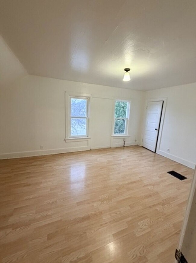 Building Photo - 611 N Broadway