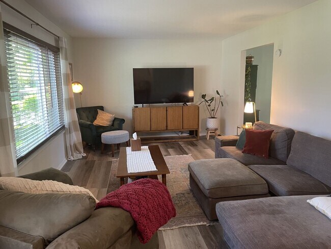 Building Photo - 4 bedroom 2 bath home close to everything