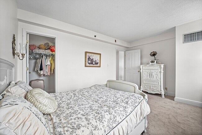 Building Photo - 534 Beacon St