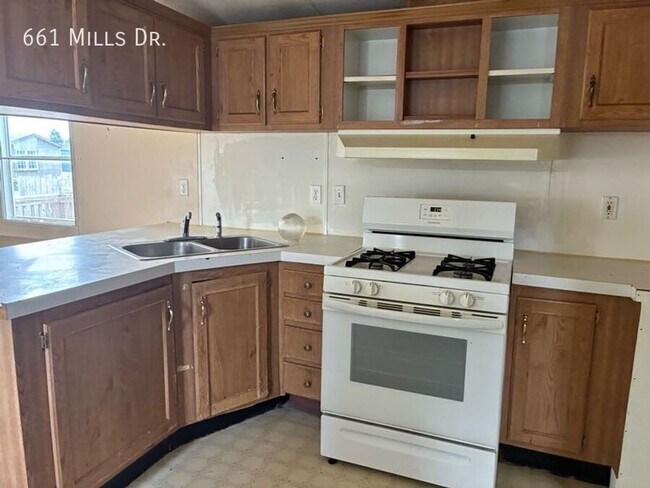 Building Photo - 661 W Mills Dr