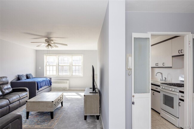 Building Photo - 84-39 153rd Ave