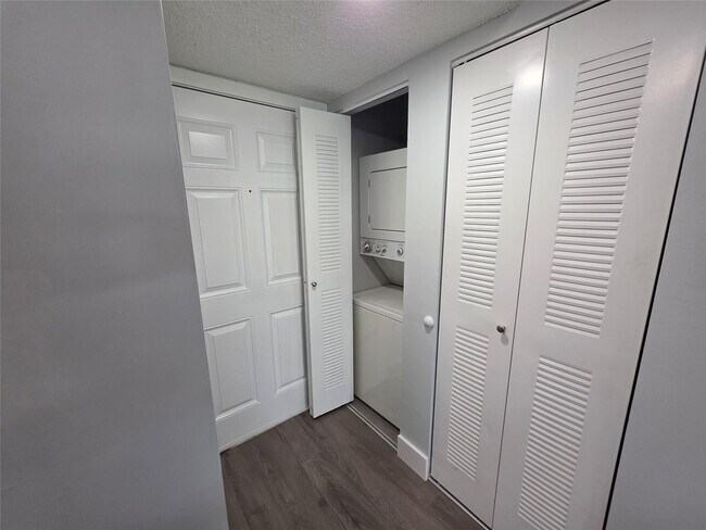 Building Photo - 2108 S Cypress Bend Dr