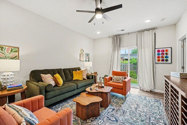 Building Photo - Stylish 2 Bedroom Duplex | Garage + Fast Wi-Fi