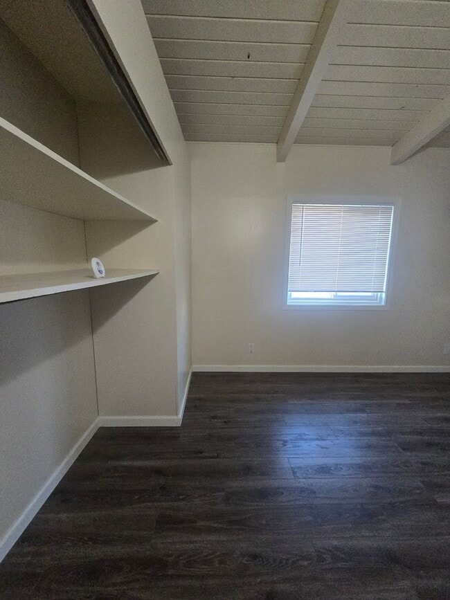 Building Photo - 2 bed / 1 bath Duplex