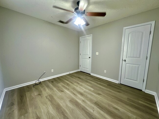 Building Photo - 10 W Howell Dr