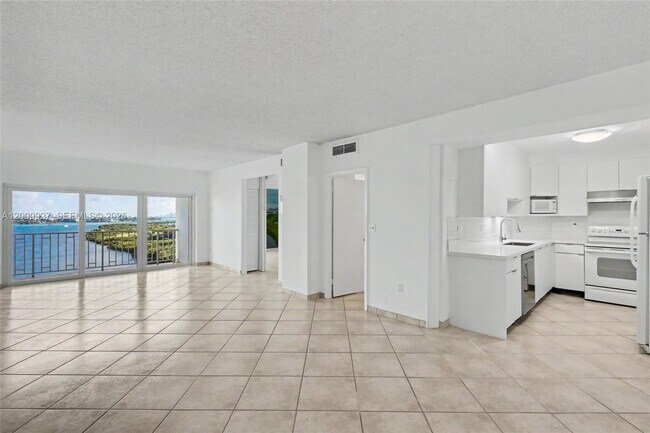Building Photo - 500 Bayview Dr