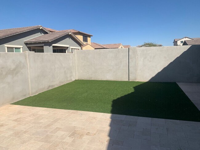 Building Photo - Spacious 3 Bed / 2 Bath Home with Stunning...