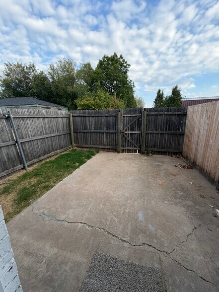 Building Photo - 2125 Beaumont Dr