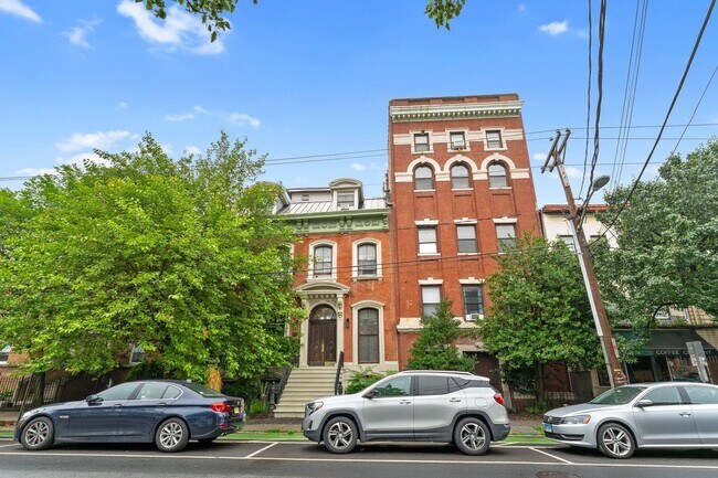 Primary Photo - 174 Grand St