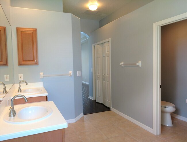 Building Photo - Annual Rental: Luxurious 4 Bedroom 3 bath POOL home in Woodlands of Rivendell! Just Blocks form P...
