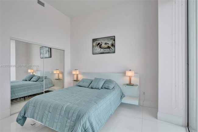 Building Photo - 16001 Collins Ave
