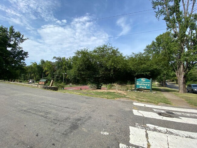 Building Photo - Charming 3bdrm/1.5bth Home Conveniently Lo...