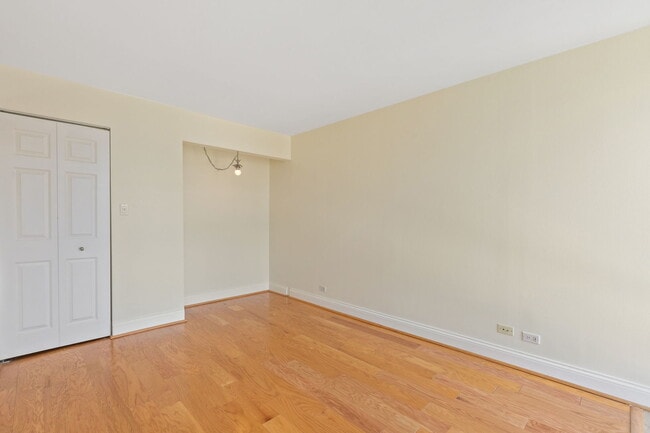 Building Photo - 450 W Briar Pl