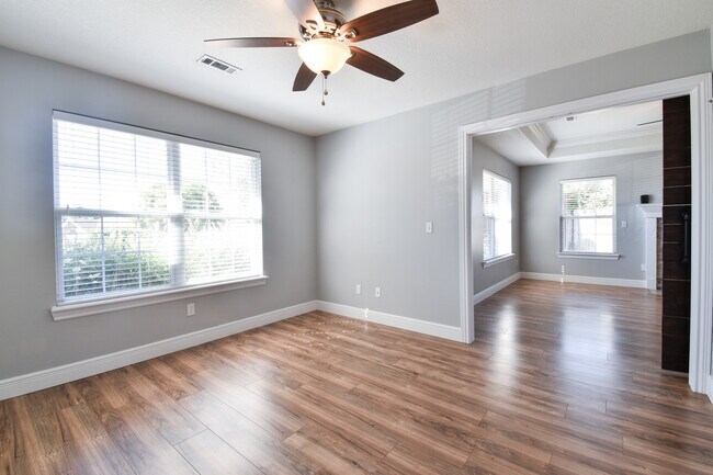 Building Photo - 701 Earls Ct