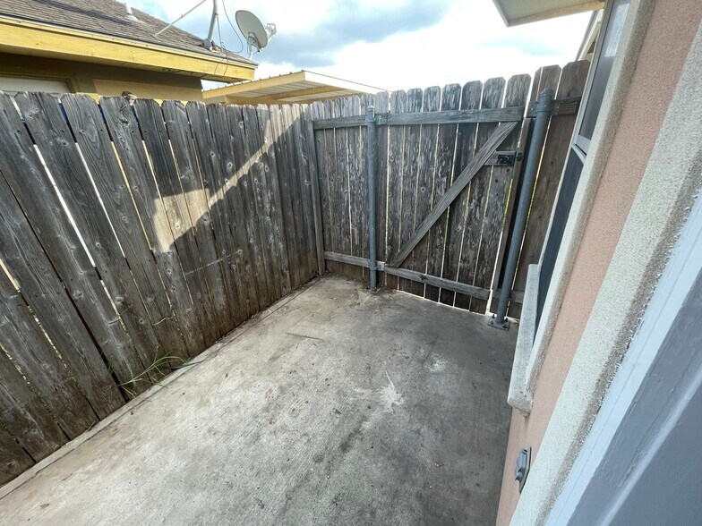 Building Photo - 1803 W Bronze St