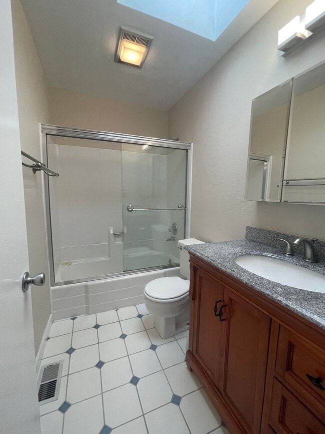 Building Photo - Newly Upgraded Spacious 3br with Decks, Laundry, Parking