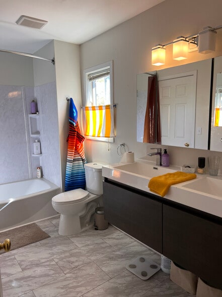 Building Photo - 314 W 8th Ave