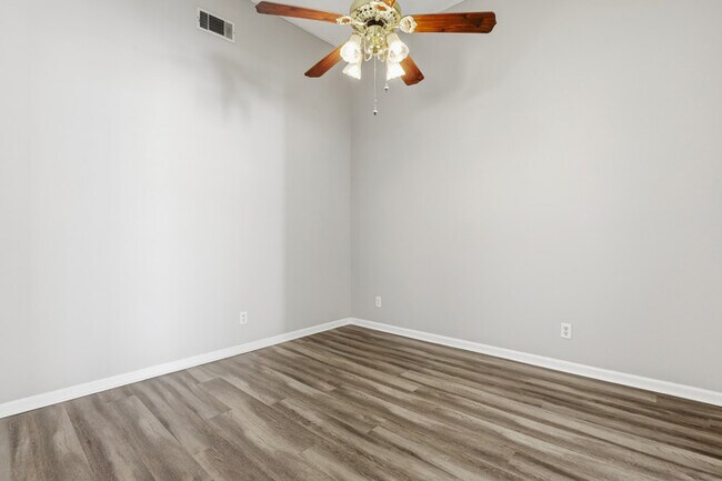 Building Photo - 10 Chamois Ct