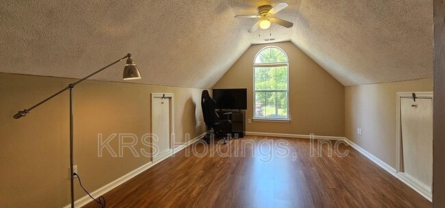 Building Photo - 3136 Sacramento Dr